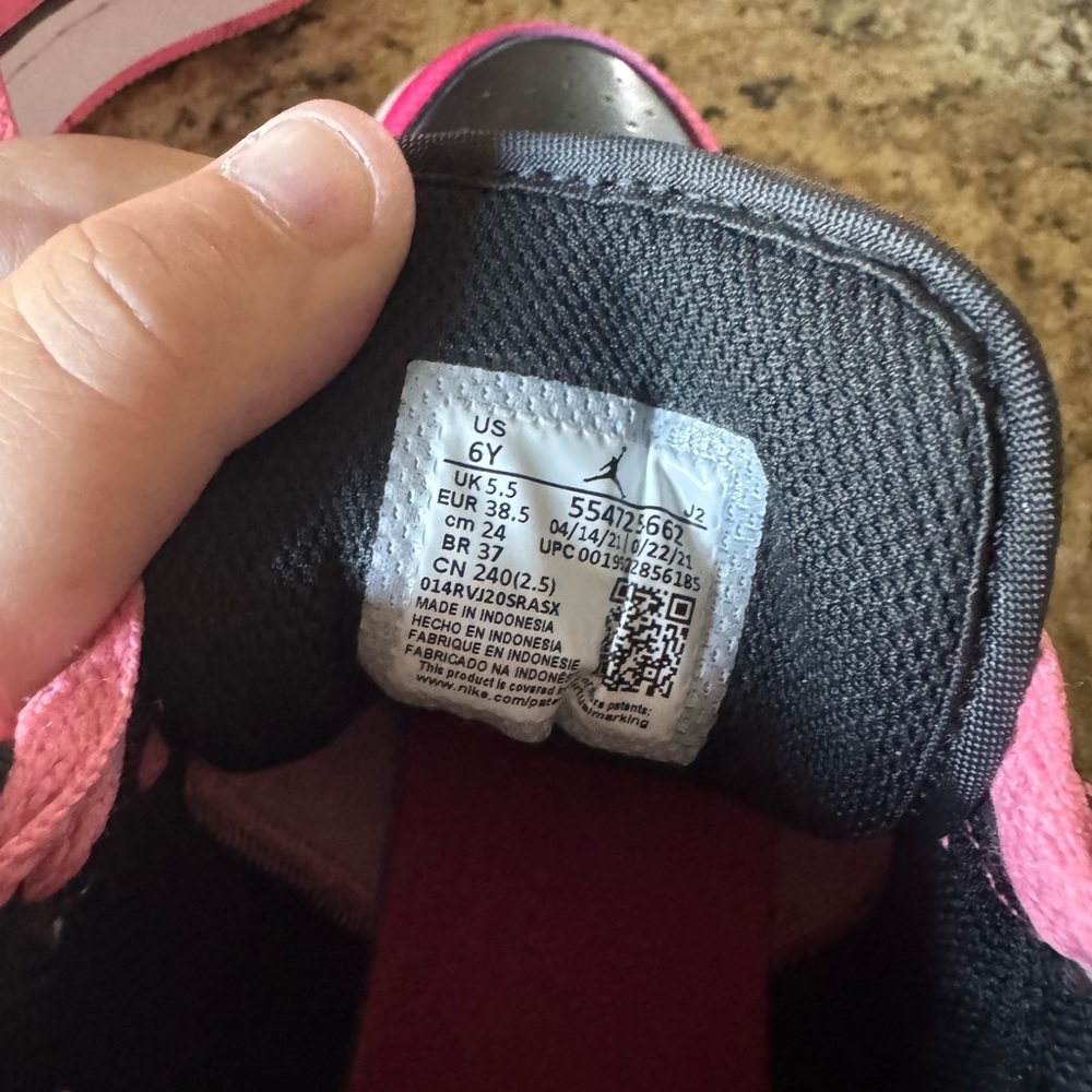Nike Women's or kids  Pink and Black Sneakers - Picture 4 of 4